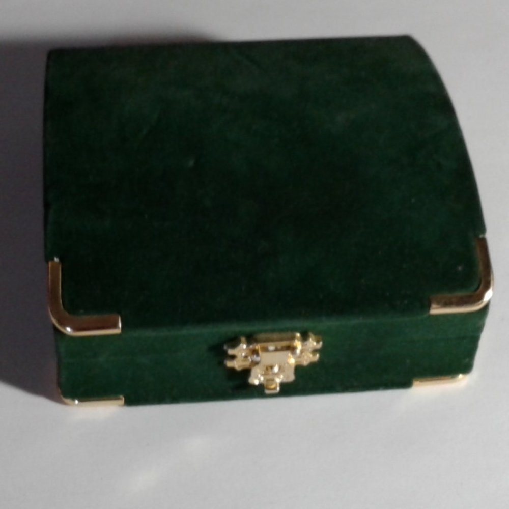 NANNETTE GREEN VELVET EMPTY  JEWELRY BOX